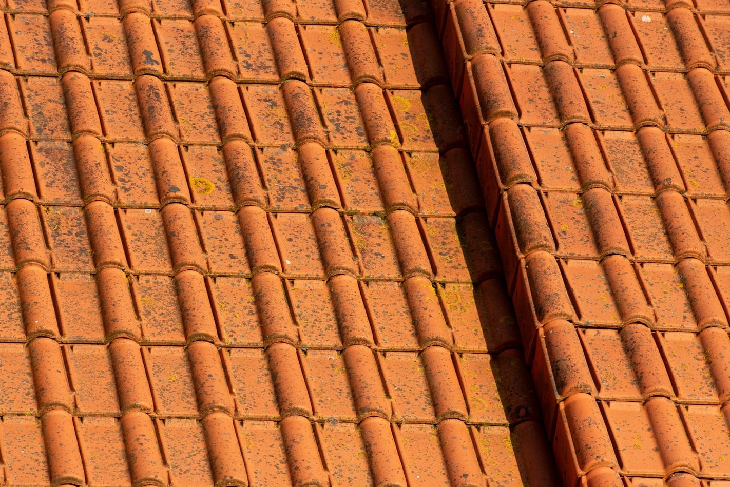 Estoque de telhas cerâmicas organizado em pilhas